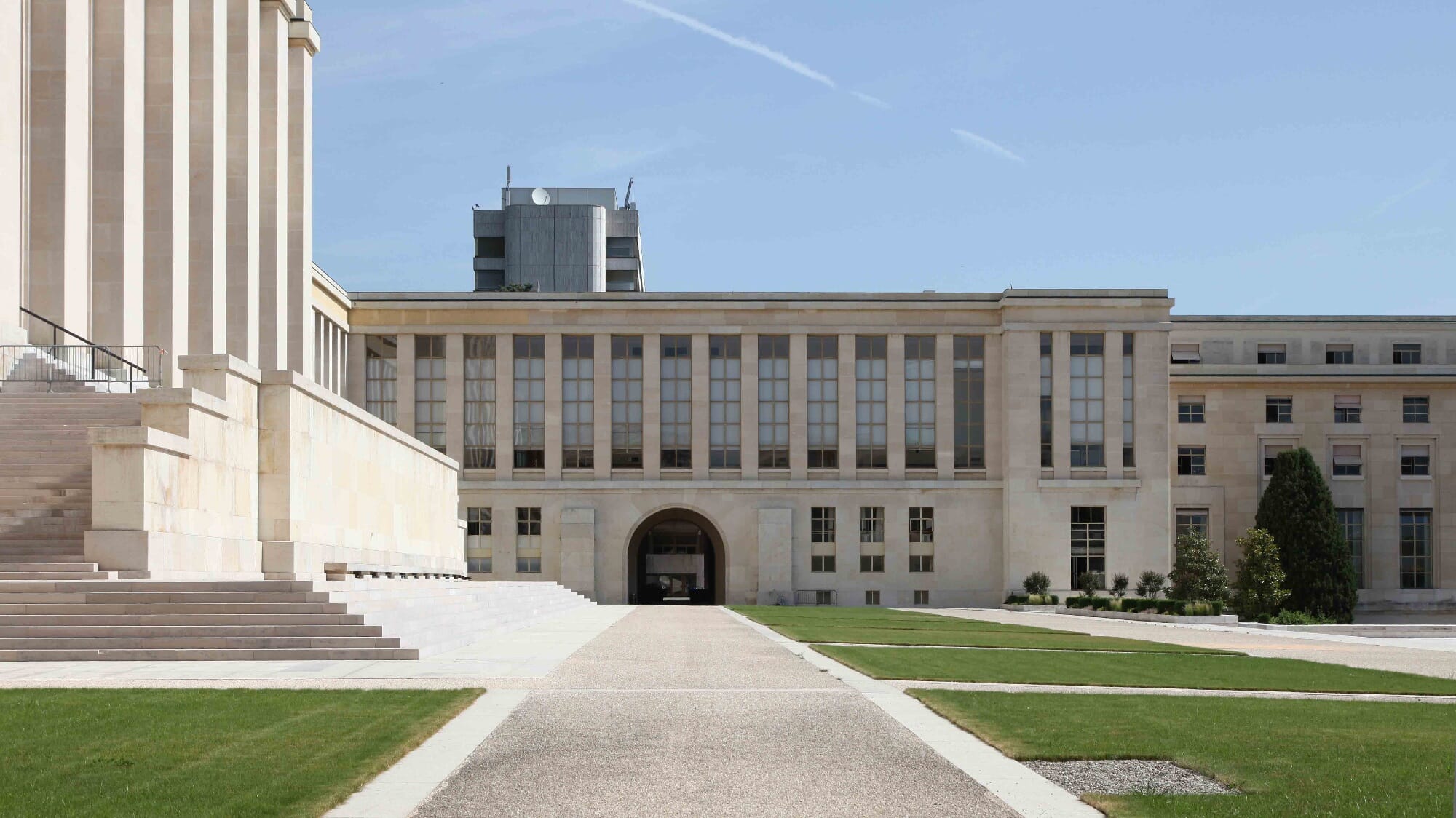 Palais-des-nations-main-sideview-arc
